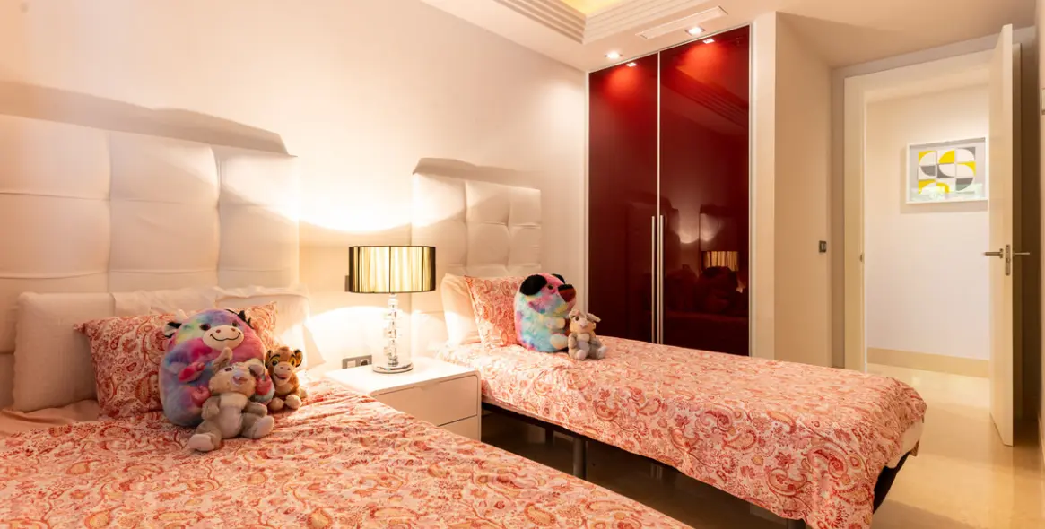 Venta de apartamento en planta media en Benahavís 17