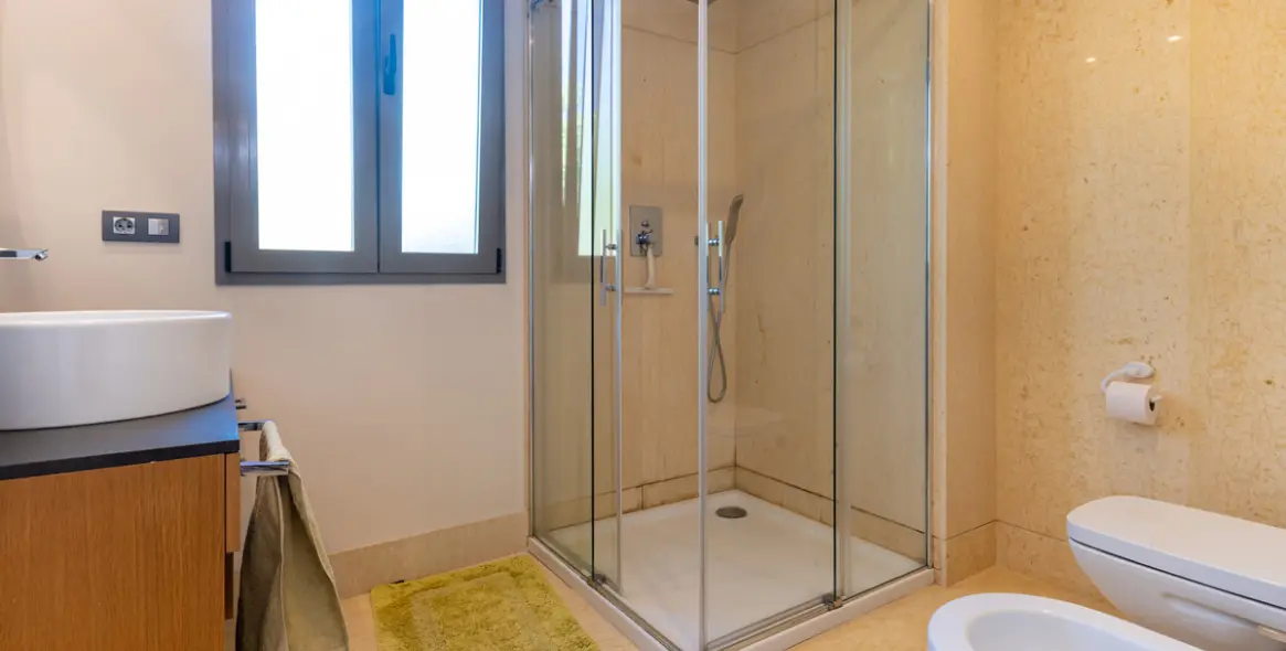 Venta de apartamento en planta media en Benahavís 19