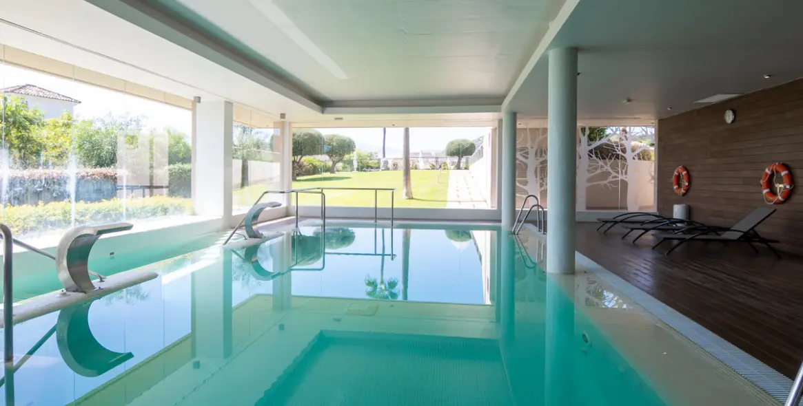 Venta de apartamento en planta media en Benahavís 20