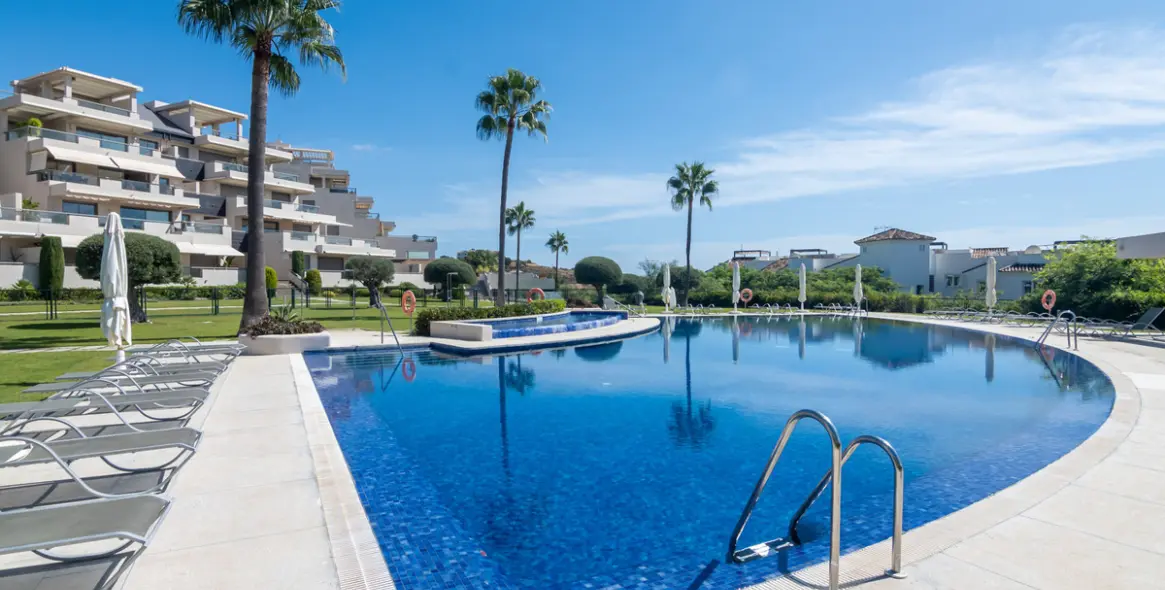 Venta de apartamento en planta media en Benahavís 24