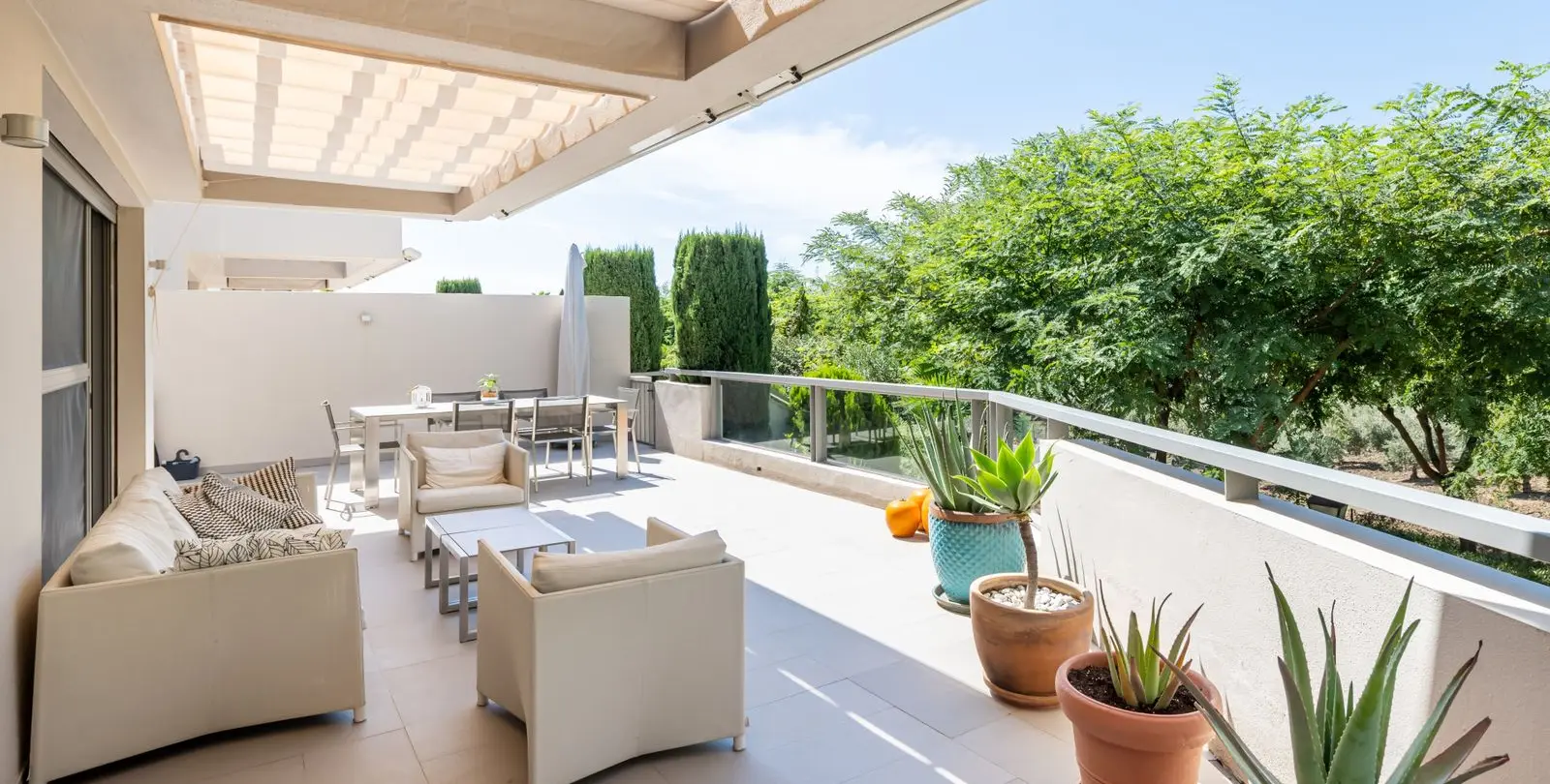 Sale of ground floor apartment in Benahavís 5