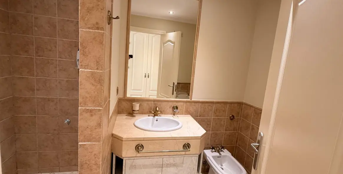 Sale of ground floor apartment in Estepona 18