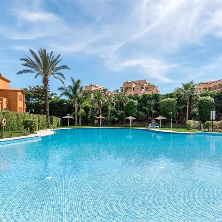 Продажа апартаментов на первом этаже в Estepona