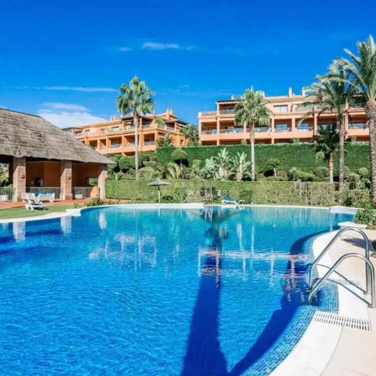 Продажа апартаментов на первом этаже в Estepona