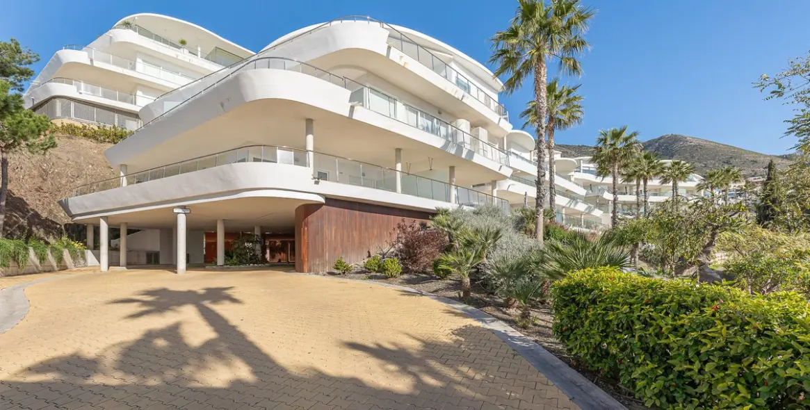 Sale of middle floor apartment in Benalmadena 2