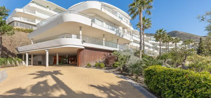 Sale of middle floor apartment in Benalmadena 1