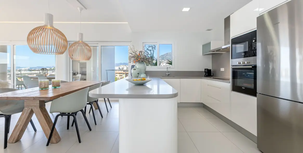Sale of middle floor apartment in Benalmadena 32