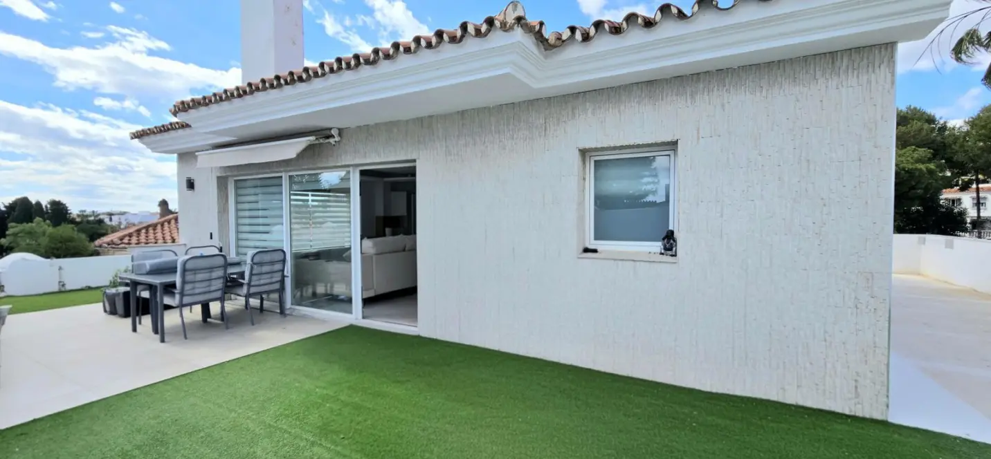 Sale of detached villa in Riviera del Sol 0