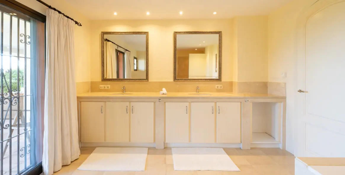 Sale of detached villa in El Rosario 25