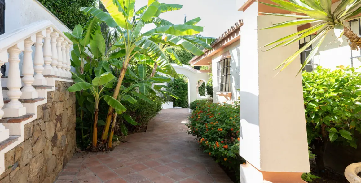 Sale of detached villa in El Rosario 26