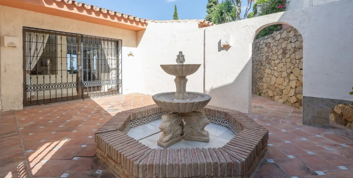 Sale of detached villa in El Rosario 28