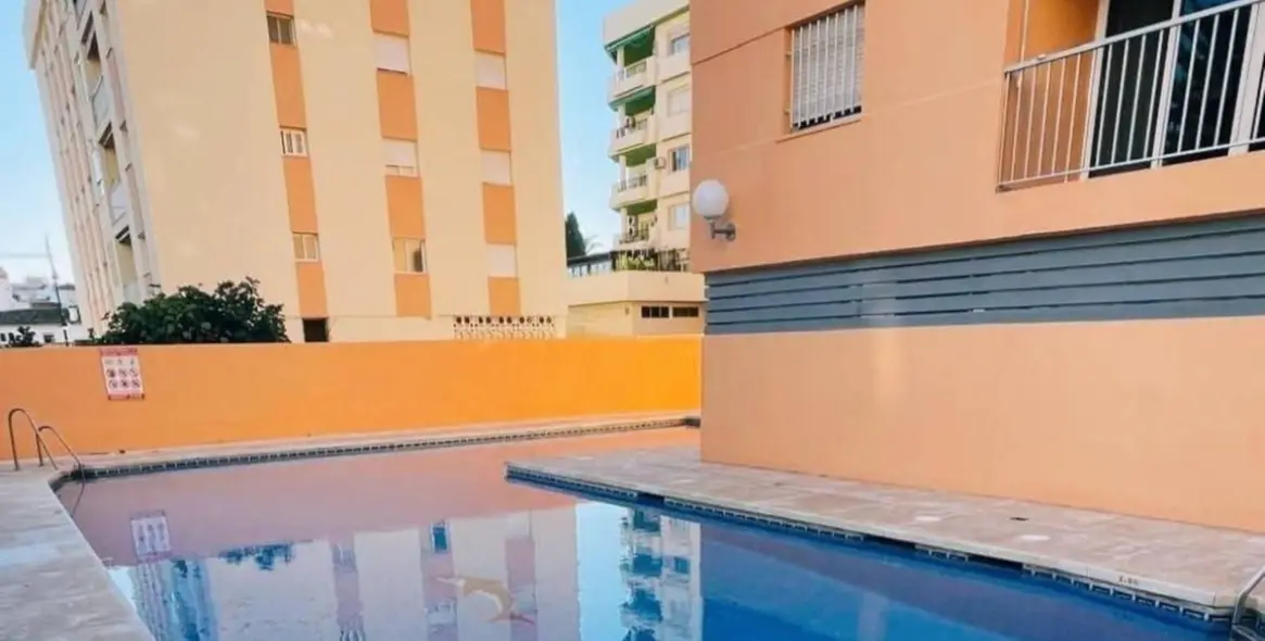 Sale of middle floor apartment in Fuengirola 1