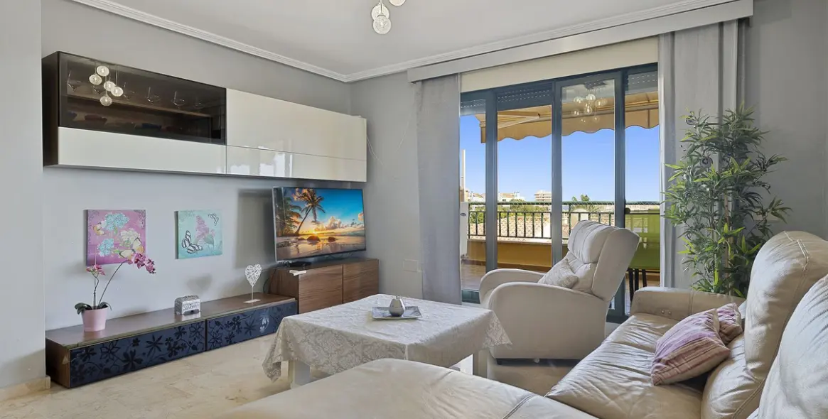 Продажа апартаментов на среднем этаже в Torrequebrada 2