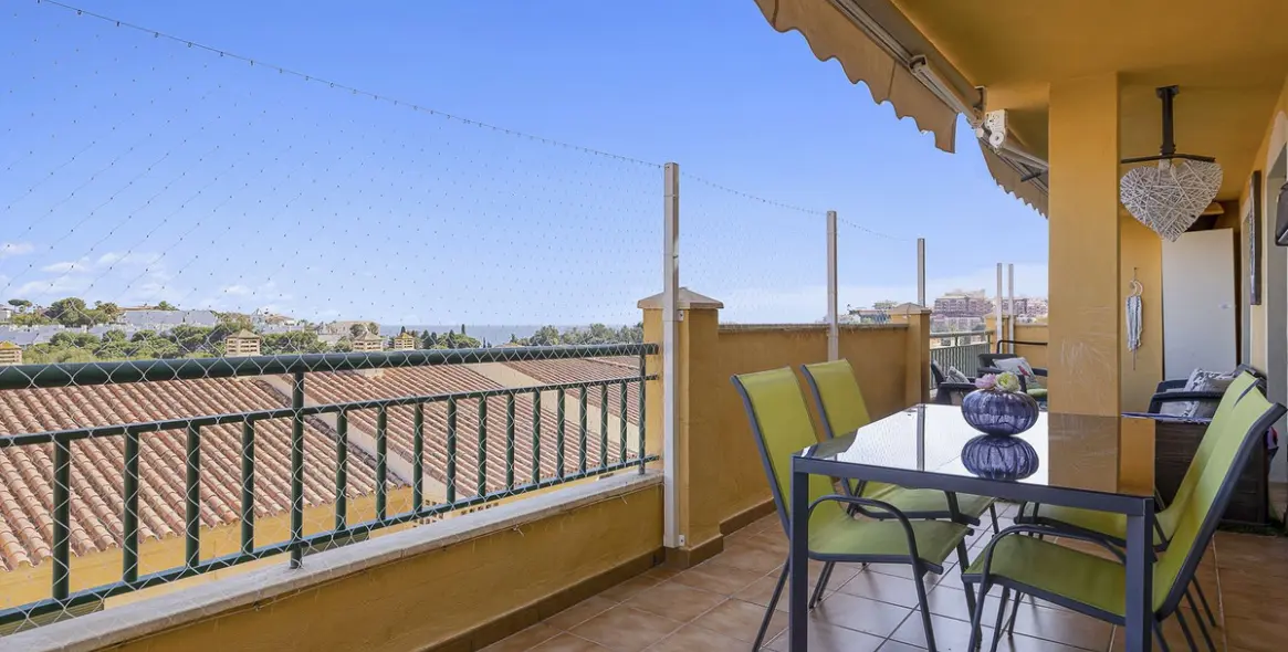 Продажа апартаментов на среднем этаже в Torrequebrada 8