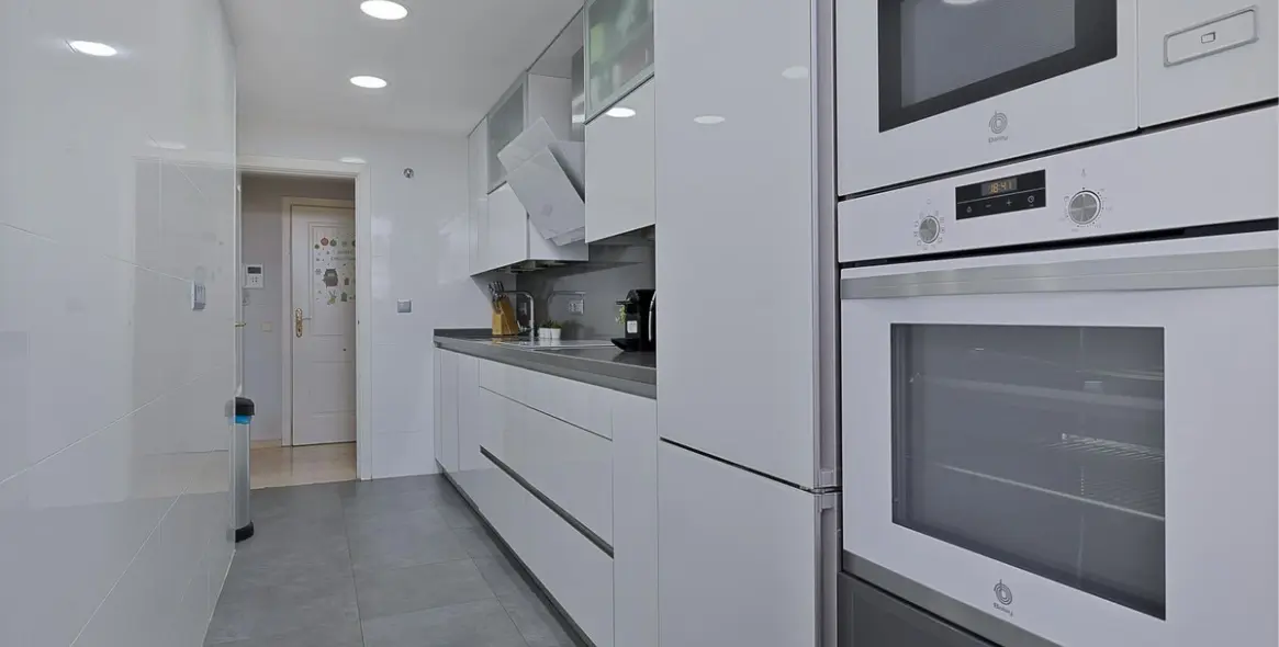 Продажа апартаментов на среднем этаже в Torrequebrada 9