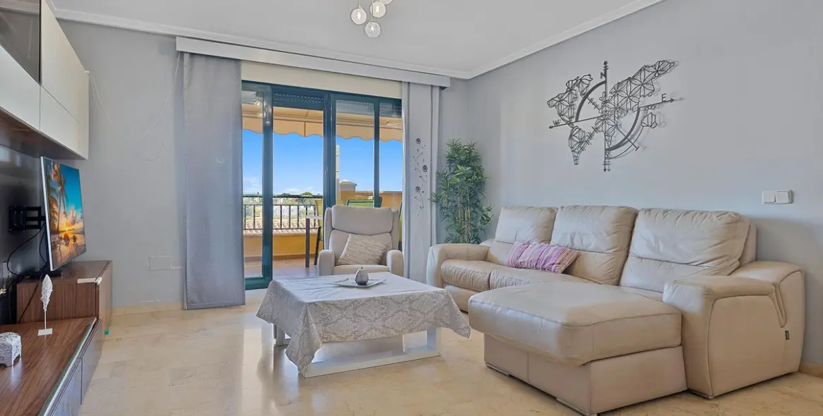 Продажа апартаментов на среднем этаже в Torrequebrada 11