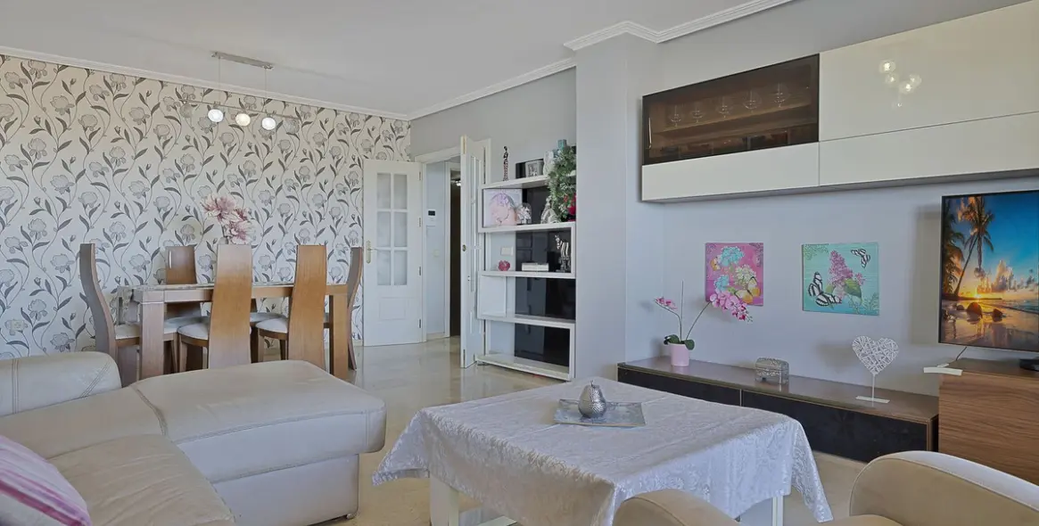 Продажа апартаментов на среднем этаже в Torrequebrada 12