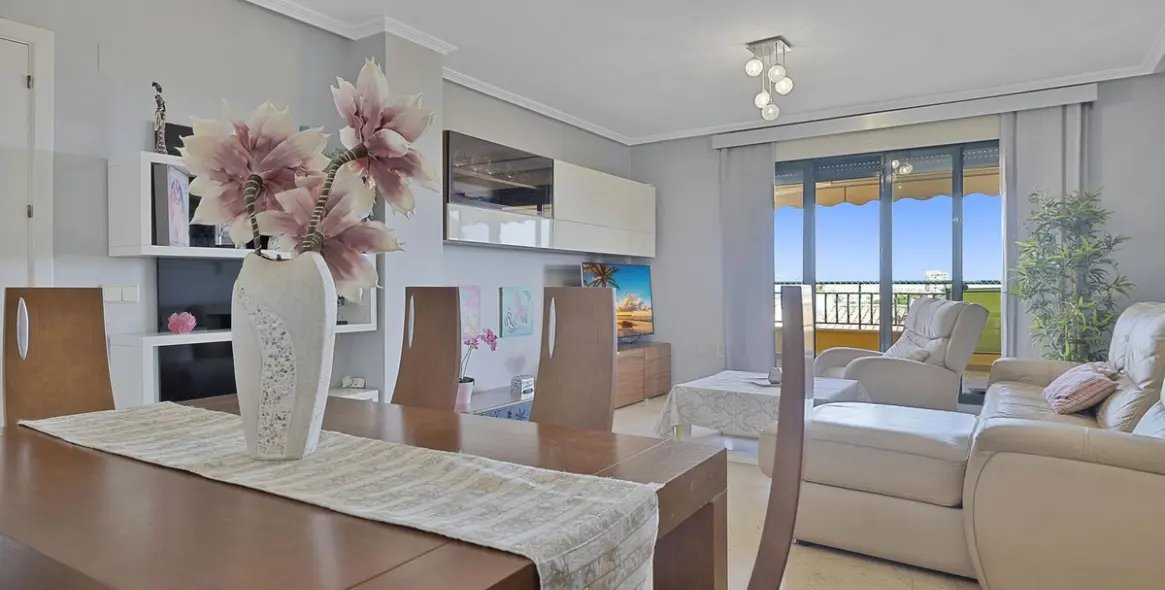 Продажа апартаментов на среднем этаже в Torrequebrada 13