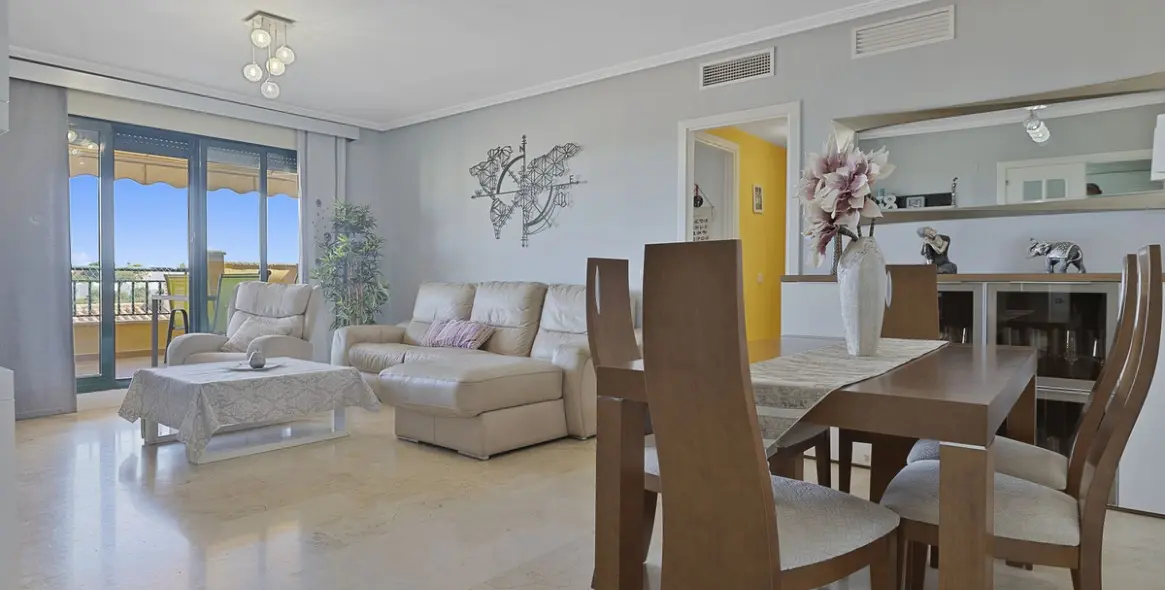 Продажа апартаментов на среднем этаже в Torrequebrada 14