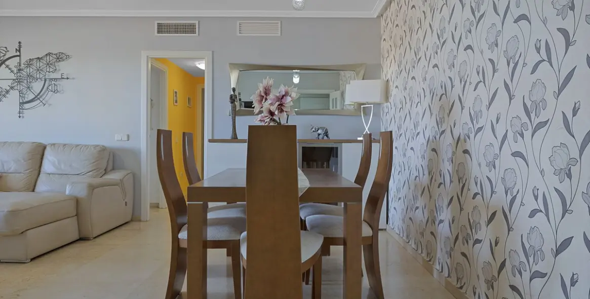 Продажа апартаментов на среднем этаже в Torrequebrada 15