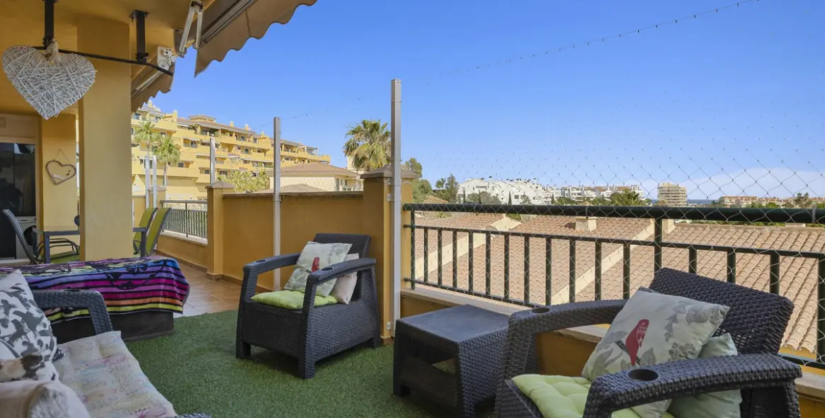 Продажа апартаментов на среднем этаже в Torrequebrada 21