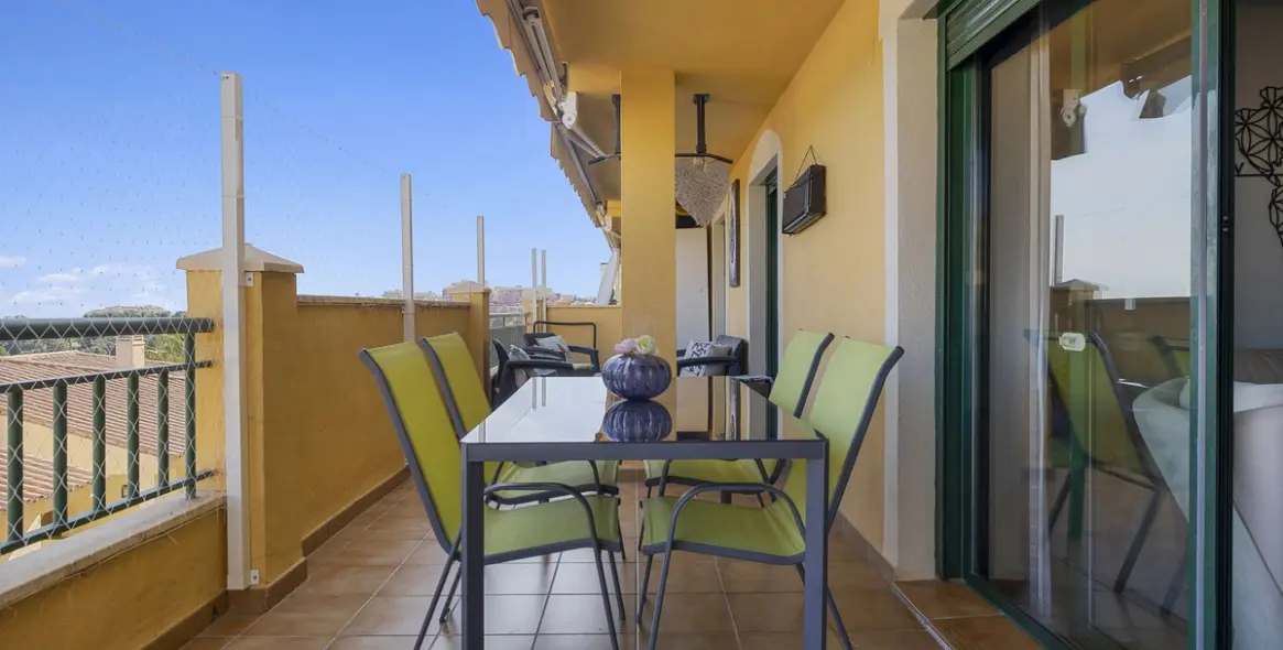 Продажа апартаментов на среднем этаже в Torrequebrada 22