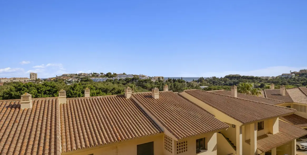 Продажа апартаментов на среднем этаже в Torrequebrada 25