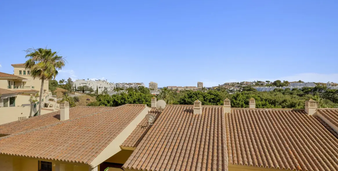 Продажа апартаментов на среднем этаже в Torrequebrada 26