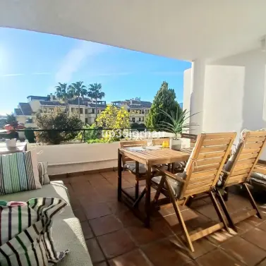 Sale of middle floor apartment in Estepona