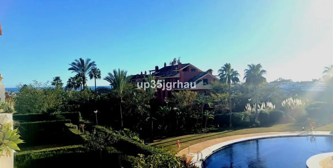 Sale of middle floor apartment in Estepona 2