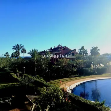 Sale of middle floor apartment in Estepona