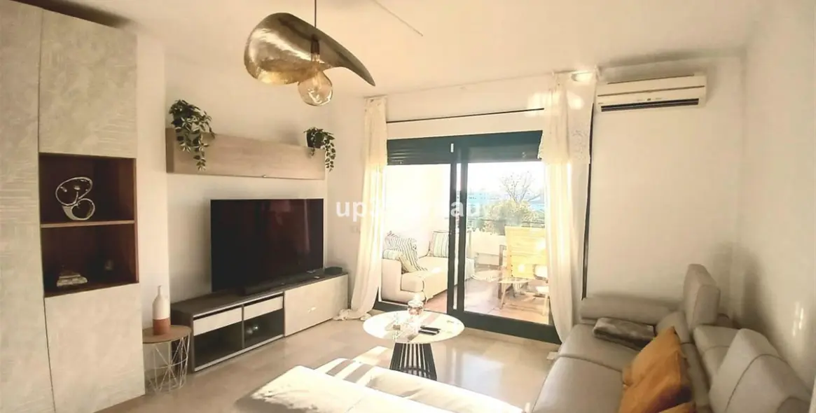 Sale of middle floor apartment in Estepona 3