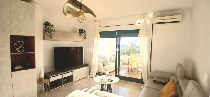 Sale of middle floor apartment in Estepona 2