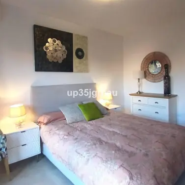 Sale of middle floor apartment in Estepona