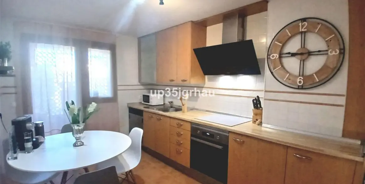 Sale of middle floor apartment in Estepona 10