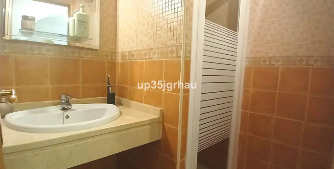 Sale of middle floor apartment in Estepona 12