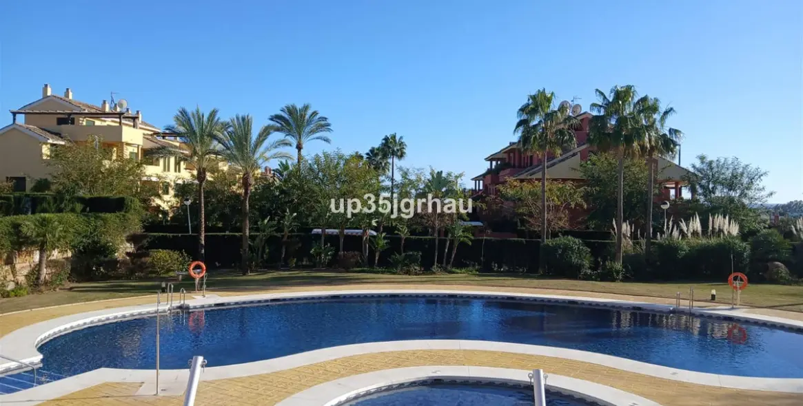 Sale of middle floor apartment in Estepona 17