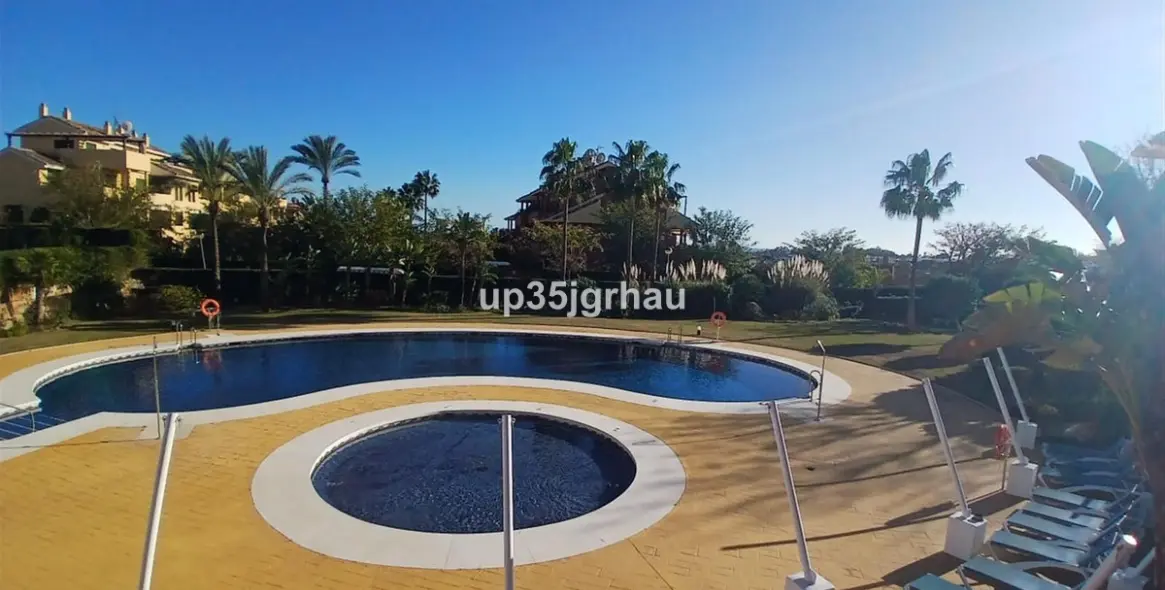 Sale of middle floor apartment in Estepona 18