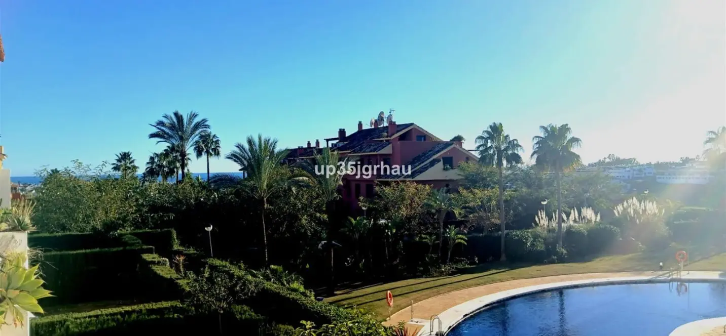 Venta de apartamento en planta media en Estepona 1