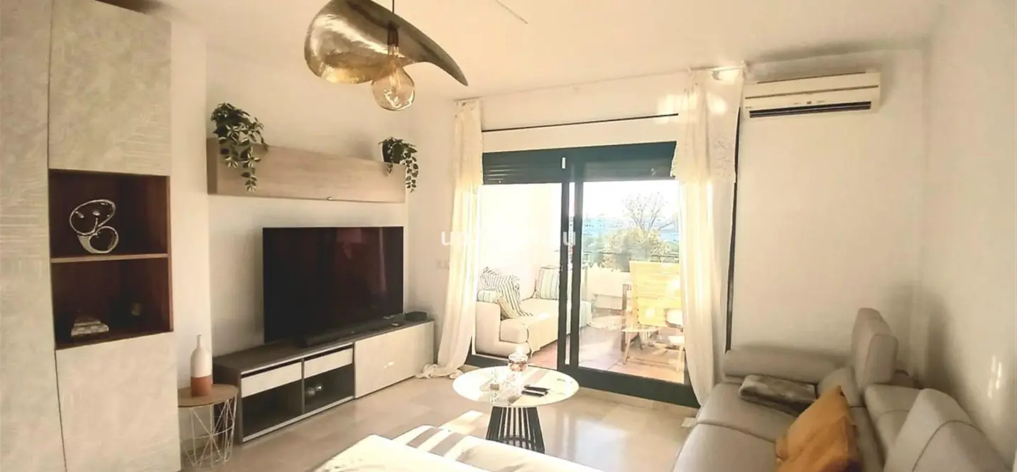 Venta de apartamento en planta media en Estepona 2