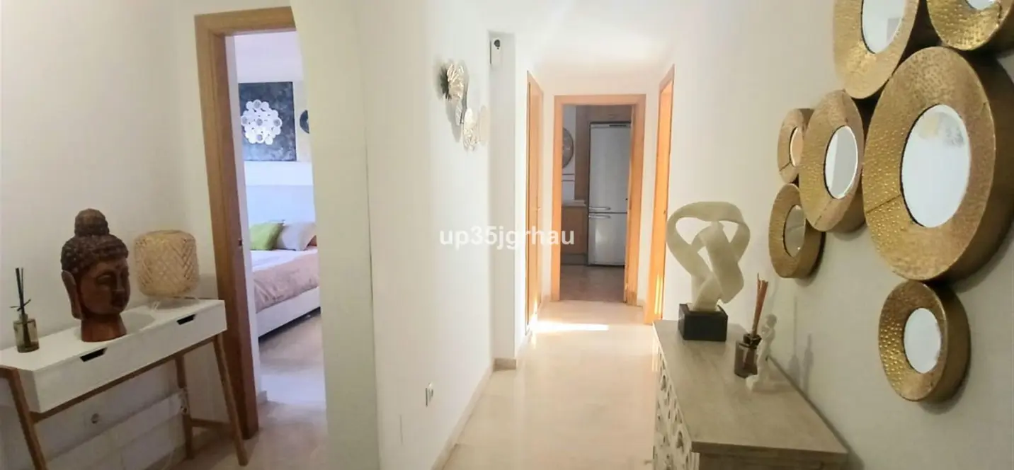 Venta de apartamento en planta media en Estepona 3