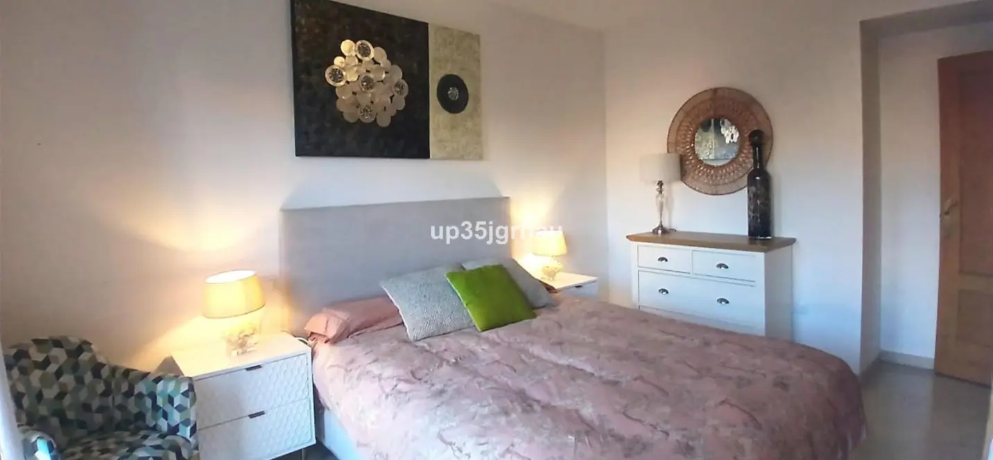 Venta de apartamento en planta media en Estepona 4