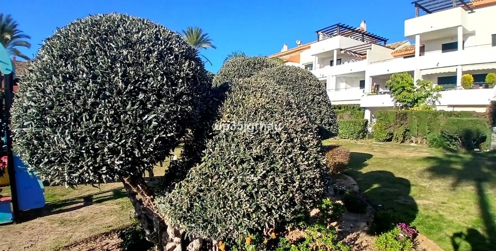 Продажа апартаментов на среднем этаже в Estepona 16