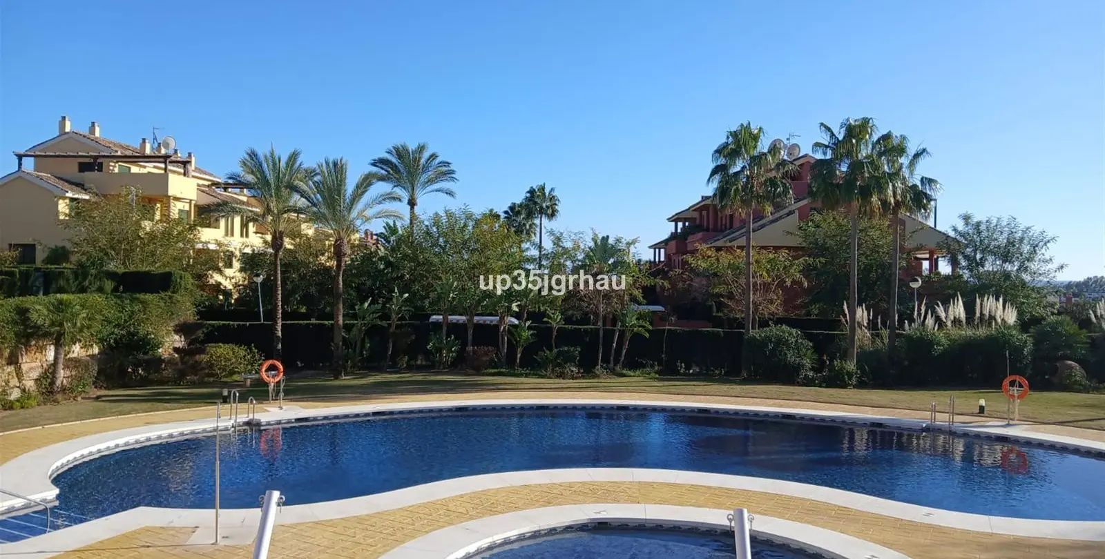Продажа апартаментов на среднем этаже в Estepona 17