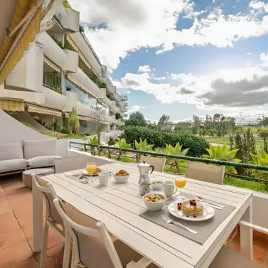 Продажа апартаментов на среднем этаже в Guadalmina Alta