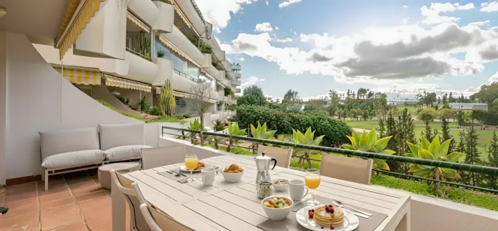 Продажа апартаментов на среднем этаже в Guadalmina Alta 3