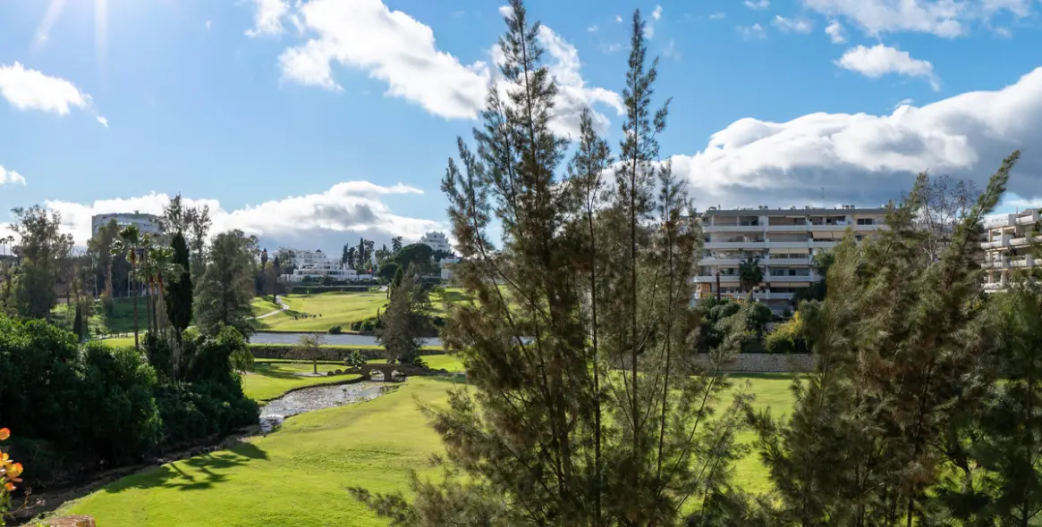 Venta de apartamento en planta media en Guadalmina Alta 8