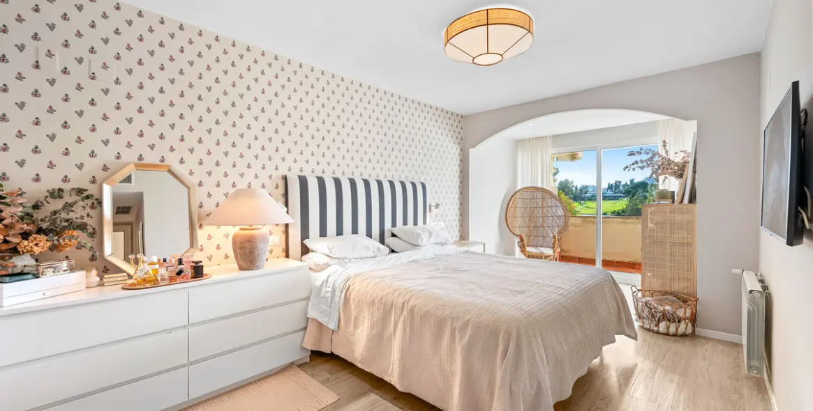 Venta de apartamento en planta media en Guadalmina Alta 10