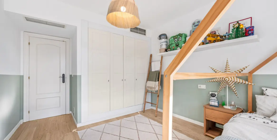 Venta de apartamento en planta media en Guadalmina Alta 18