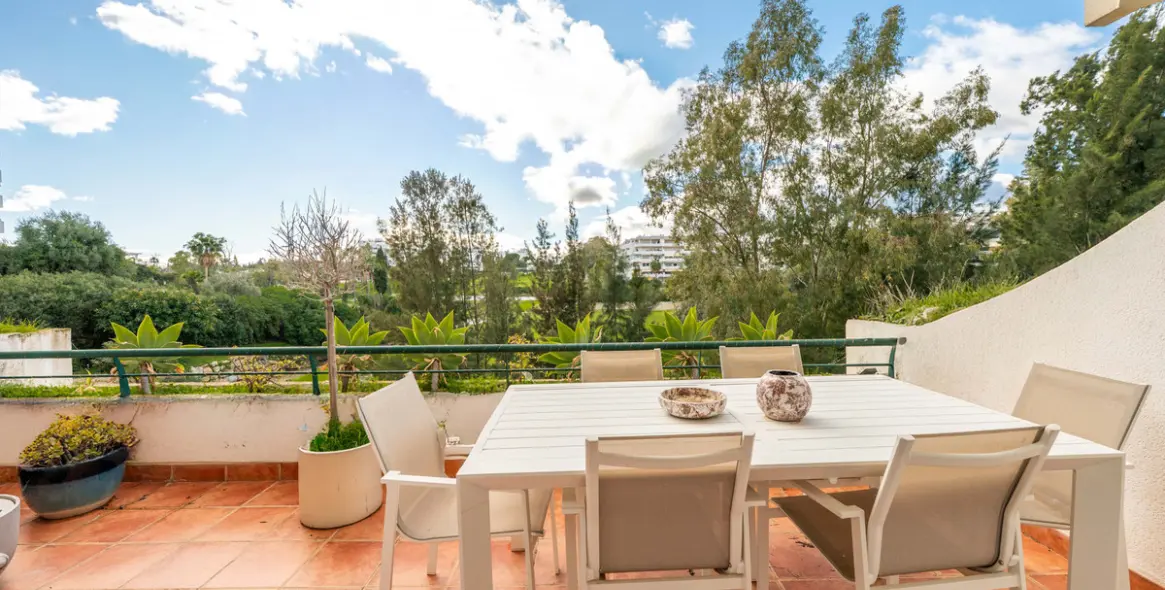 Venta de apartamento en planta media en Guadalmina Alta 21